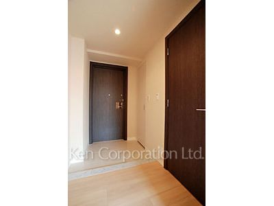 Entrance ※Photo of the same layout on 8 floor. Decoration and fixture may differ.