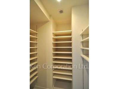 Shoes-In Closet ※Photo of the same layout on 11 floor. Decoration and fixture may differ.