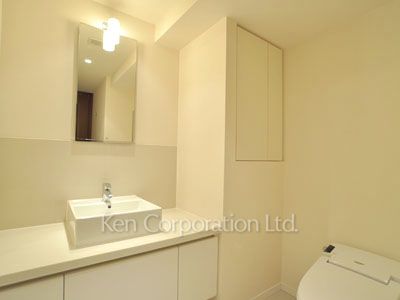 Powder Room ※Photo of the same layout on 11 floor. Decoration and fixture may differ.