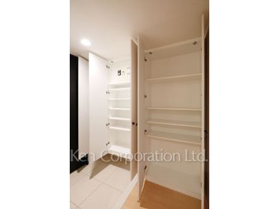 Shoes Closet ※Photo of the same layout on 11 floor. Decoration and fixture may differ.