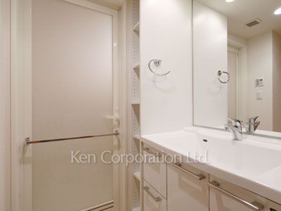 Powder Room ※Photo of the same layout on 11 floor. Decoration and fixture may differ.
