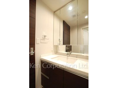 Powder Room ※Photo of the same layout on 4 floor. Decoration and fixture may differ.
