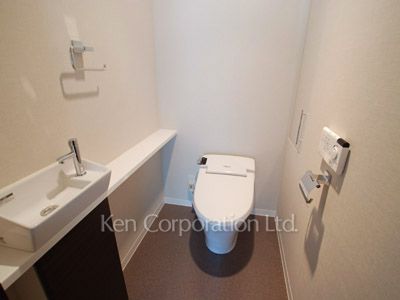 Lavatory ※Photo of the same layout on 4 floor. Decoration and fixture may differ.