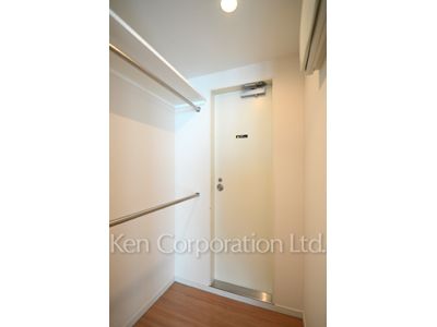 Walk-In Closet ※Photo of the same layout on 5 floor. Decoration and fixture may differ.