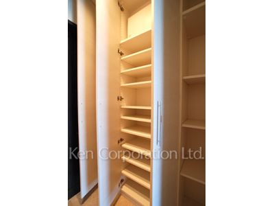 Shoes Closet ※Photo of the same layout on 3 floor. Decoration and fixture may differ.