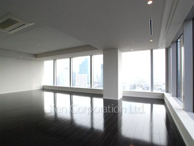 Living-Dining ※Photo of the same layout on 18 floor. Decoration and fixture may differ.