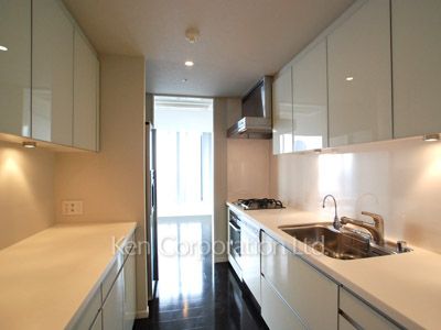 Kitchen ※Photo of the same layout on 18 floor. Decoration and fixture may differ.