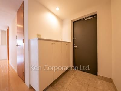 Entrance ※Photo of the same layout on 4 floor. Decoration and fixture may differ.