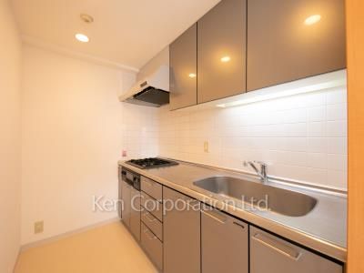 Kitchen ※Photo of the same layout on 4 floor. Decoration and fixture may differ.