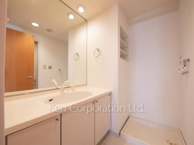 Powder Room ※Photo of the same layout on 4 floor. Decoration and fixture may differ.
