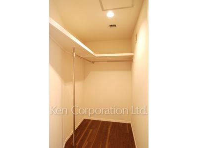 Walk-In Closet ※Photo of the same layout on B1 floor. Decoration and fixture may differ.