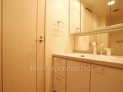 Powder Room ※Photo of the same layout on 11 floor. Decoration and fixture may differ.