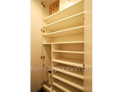 Shoes Closet ※Photo of the same layout on 11 floor. Decoration and fixture may differ.