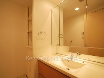 Powder Room ※Photo of the same layout on 3 floor. Decoration and fixture may differ.