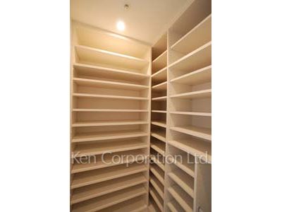 Closet ※Photo of the same layout on 28 floor. Decoration and fixture may differ.