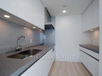Kitchen ※Photo of the same layout on 28 floor. Decoration and fixture may differ.