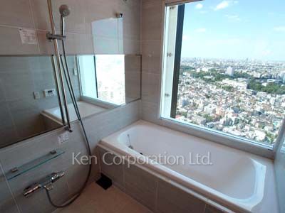 Bath ※Photo of the same layout on 28 floor. Decoration and fixture may differ.
