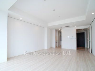 Living-Dining ※Photo of the same layout on 32 floor. Decoration and fixture may differ.