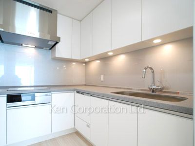 Kitchen ※Photo of the same layout on 32 floor. Decoration and fixture may differ.