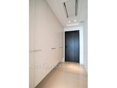 Entrance ※Photo of the same layout on 32 floor. Decoration and fixture may differ.