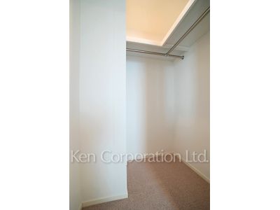 Walk-In Closet ※Photo of the same layout on 28 floor. Decoration and fixture may differ.