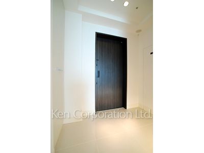 Entrance ※Photo of the same layout on 28 floor. Decoration and fixture may differ.