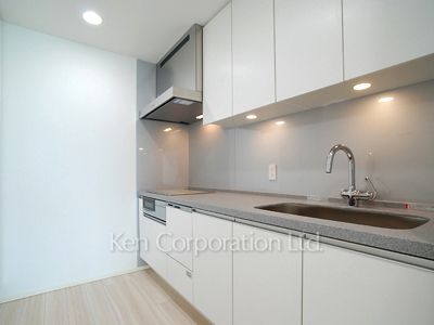 Kitchen ※Photo of the same layout on 28 floor. Decoration and fixture may differ.