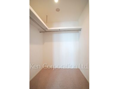 Walk-In Closet ※Photo of the same layout on 28 floor. Decoration and fixture may differ.