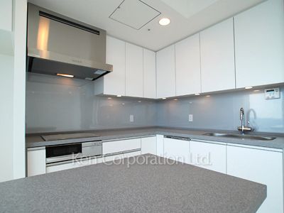 Kitchen ※Photo of the same layout on 28 floor. Decoration and fixture may differ.
