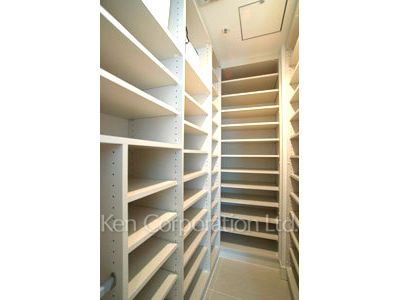 Shoes-In Closet ※Photo of the same layout on 32 floor. Decoration and fixture may differ.