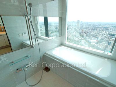 Bath ※Photo of the same layout on 32 floor. Decoration and fixture may differ.
