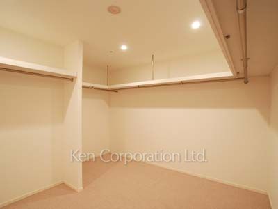 Walk-In Closet ※Photo of the same layout on 33 floor. Decoration and fixture may differ.