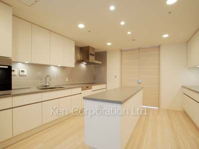 Kitchen ※Photo of the same layout on 33 floor. Decoration and fixture may differ.
