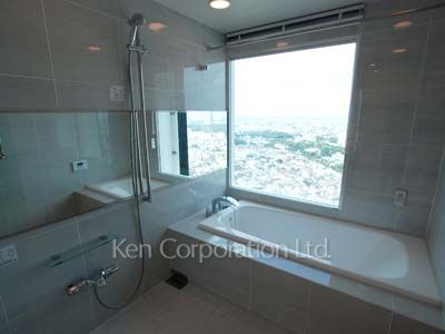 Bath ※Photo of the same layout on 33 floor. Decoration and fixture may differ.