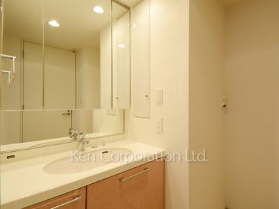 Powder Room ※Photo of the same layout on 2 floor. Decoration and fixture may differ.