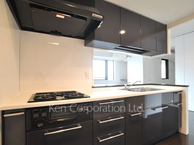 Kitchen ※Photo of the same layout on 14 floor. Decoration and fixture may differ.