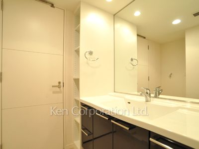 Powder Room ※Photo of the same layout on 14 floor. Decoration and fixture may differ.