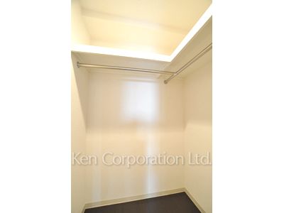 Walk-In Closet ※Photo of the same layout on 14 floor. Decoration and fixture may differ.