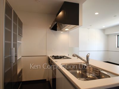 Kitchen ※Photo of the same layout on 4 floor. Decoration and fixture may differ.