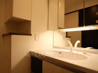 Powder Room ※Photo of the same layout on 4 floor. Decoration and fixture may differ.