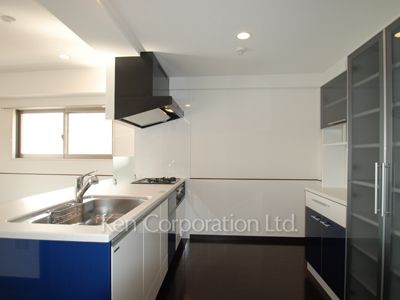 Kitchen ※Photo of the same layout on 4 floor. Decoration and fixture may differ.