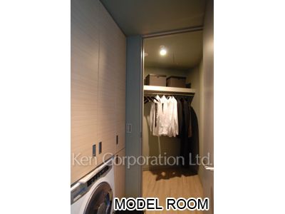 Walk-In Closet ※Photo of the same layout on 10 floor. Decoration and fixture may differ.