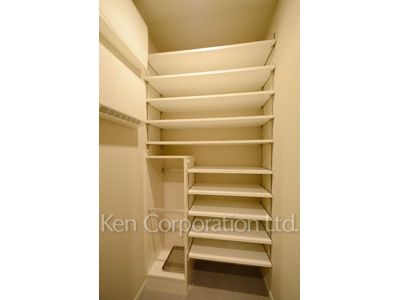 Shoes-In Closet ※Photo of the same layout on 21 floor. Decoration and fixture may differ.