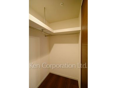Walk-In Closet ※Photo of the same layout on 21 floor. Decoration and fixture may differ.