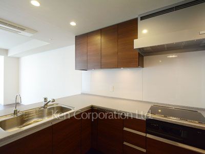 Kitchen ※Photo of the same layout on 21 floor. Decoration and fixture may differ.