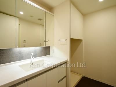 Powder Room ※Photo of the same layout on 25 floor. Decoration and fixture may differ.