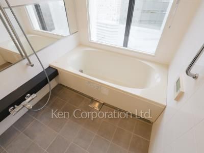 Bath ※Photo of the same layout on 22 floor. Decoration and fixture may differ.