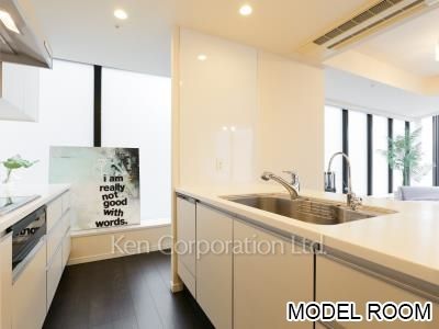 Kitchen *Staged Unit ※Photo of the same layout on 22 floor. Decoration and fixture may differ.