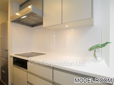 Kitchen *Staged Unit ※Photo of the same layout on 22 floor. Decoration and fixture may differ.
