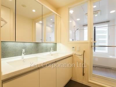 Powder Room ※Photo of the same layout on 22 floor. Decoration and fixture may differ.
